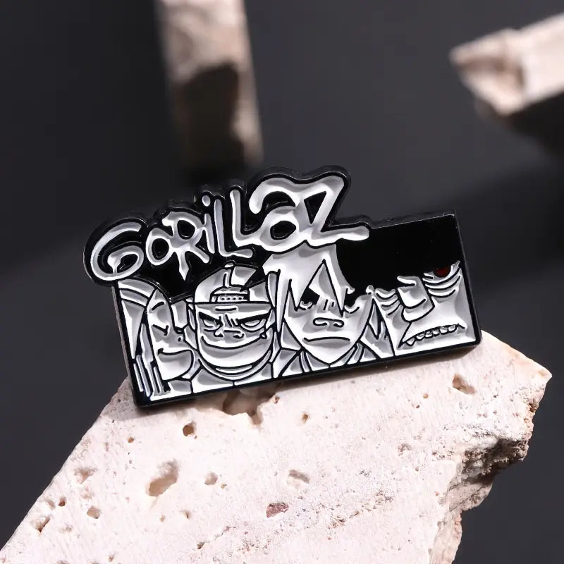 Pin's Métallique "Gorillaz" Noir et Blanc - Broche de Collection pour Fans de Musique