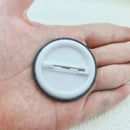 Badge rond "Daft Punk" - Design noir et blanc, 4,4 cm