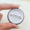 Badge rond "Daft Punk" - Design noir et blanc, 4,4 cm